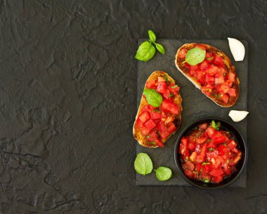 Domates ve fesleğenli bruschetta..