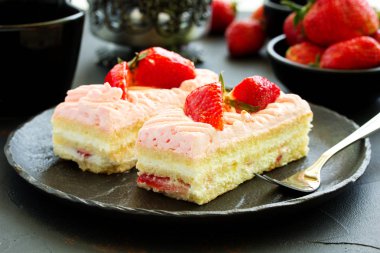 Çilekli kek. koyu arka plan.