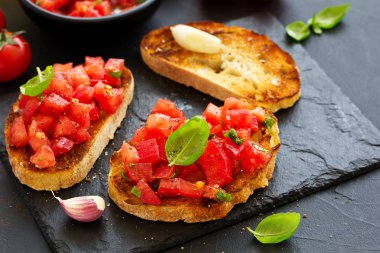 Domates ve fesleğenli bruschetta..