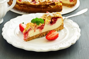 Çilek ve çatlar ile pişmiş peynirli kek.