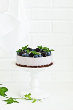 Böğürtlenli ve böğürtlenli, fırınlanmamış peynirli kek..