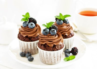 Çikolatalı kekler, çikolata kremalı ve taze dutlu..