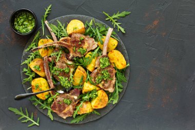 Pirzola kuzu kemik, fırında patates ve pesto sos ile.