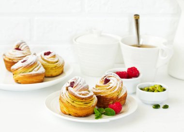 puf böreği ile antep fıstığı ve ahududu.