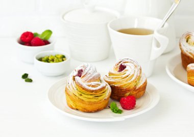 puf böreği ile antep fıstığı ve ahududu.