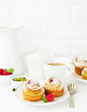 puf böreği ile antep fıstığı ve ahududu.