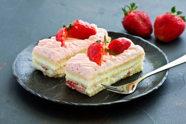 Çilekli kek. koyu arka plan.