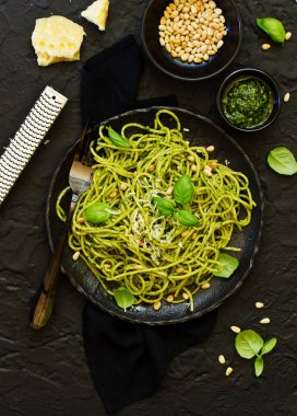 Spagetti roka çam fıstığı ile pesto ile