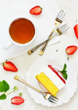 Çilekli kek ve krema.