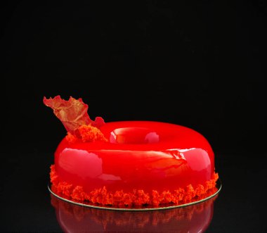 Çikolata glyassazhem kaplı modern pasta..