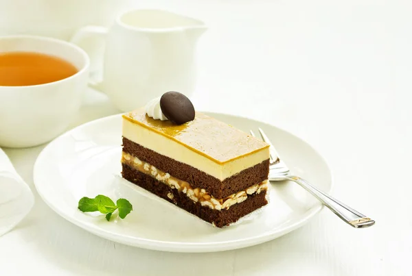 Schokoladenkuchen Mit Karamell Und Nüssen — Stockfoto