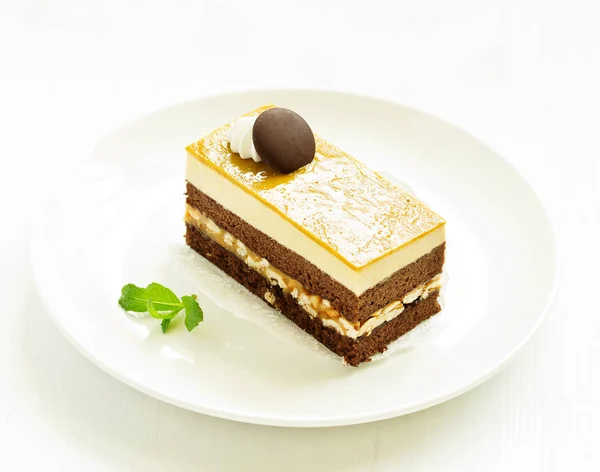 Bolo Chocolate Com Caramelo Nozes — Fotografia de Stock