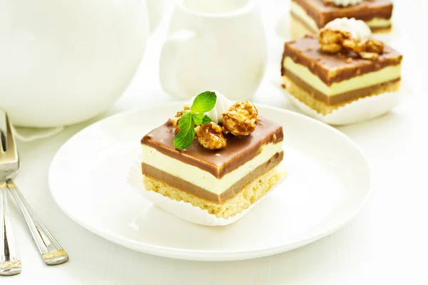 Pastel Chocolate Con Caramelo Nueces —  Fotos de Stock