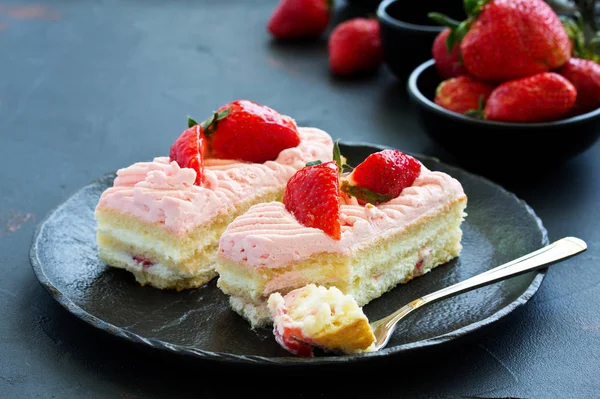 Çilekli kek. koyu arka plan.