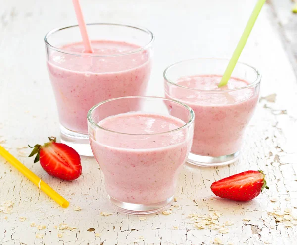Yulaf ezmesi ve çilekli ferahlatıcı bir smoothie..