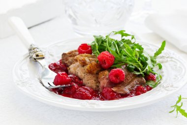 Kızarmış ördek göğsü ve ahududu sosu.