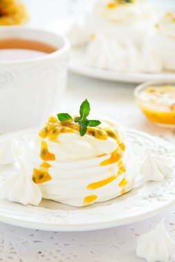 Tutku meyveli kremalı Pavlova tatlısı..