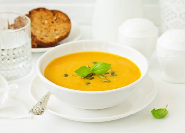 Balkabağı çorbası beyaz kase, yakın çekim 