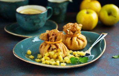 Rus krep elma ve karamel ile doldurulmuş.