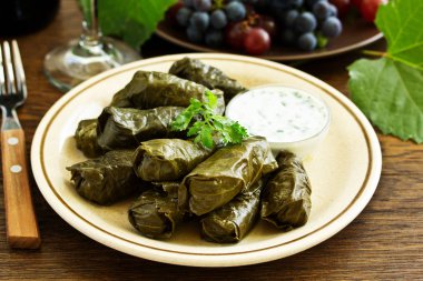 Azerbaycan dolma üzüm yaprakları beyaz tabağında, yakın çekim 