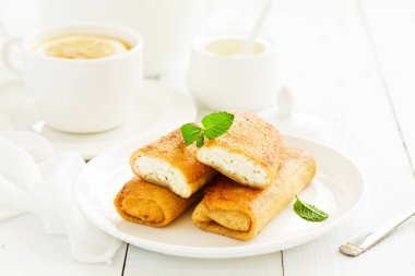 Kaymak ve kirazla doldurulmuş Rus krepleri..