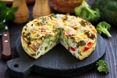 Brokolili diyet sebze turtası, kabak, bezelye ve peynirli biber..