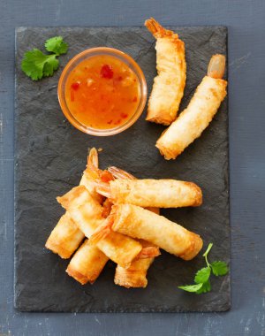 Tatlı biber soslu karidesli börek. Asya mutfağı.