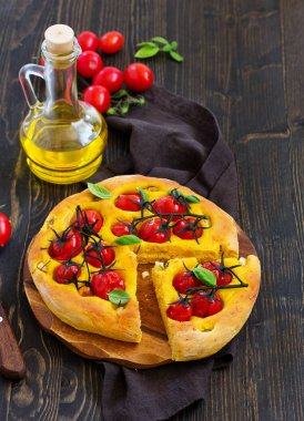 Domatesli, biberiyeli ve sarımsaklı balkabağı hamuru odağı.