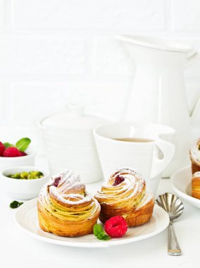 puf böreği ile antep fıstığı ve ahududu.