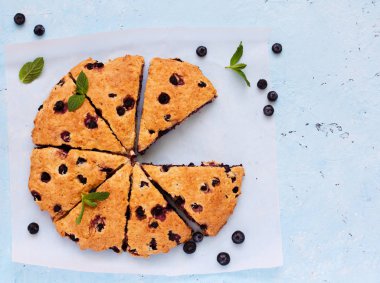 Yulaf ezmesi, yaban mersini ve Hindistan cevizi ile çörekler.