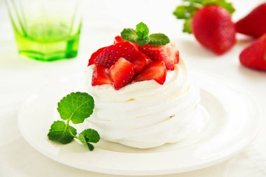 Çilek kremalı ve taze çilekli krema yuvaları.