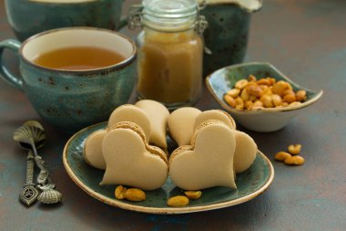 Fransız pasta makaron. Kalp şekli. Sevgililer günü. Seçici odak