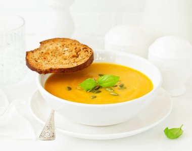 Balkabağı çorbası beyaz kase, yakın çekim 