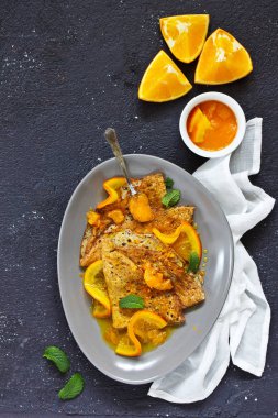 Krep Suzette gri tabakta yakın çekim