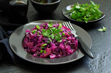Kırmızı lahana salatası elma ile bir yılbaşı tablo bir tabak güveç.