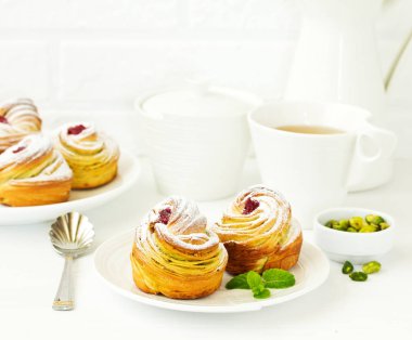 puf böreği ile antep fıstığı ve ahududu.