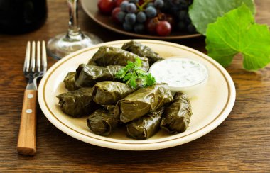 et ve pilav ile doldurulmuş dolma üzüm yaprakları.