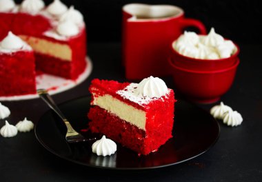 Cheesecake kırmızı kadife. Seçici odak.