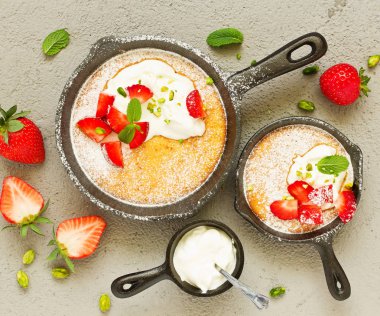 badem pasta krema ve çilek ile. Yukarıdan görüntülemek.