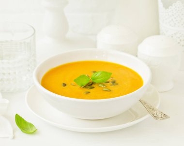 Balkabağı çorbası beyaz kase, yakın çekim 