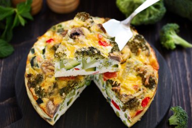 Brokolili diyet sebze turtası, kabak, bezelye ve peynirli biber..