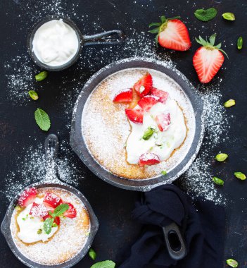 badem pasta krema ve çilek ile. Yukarıdan görüntülemek.