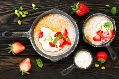 badem pasta krema ve çilek ile. Yukarıdan görüntülemek.