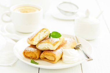 Kaymak ve kirazla doldurulmuş Rus krepleri..