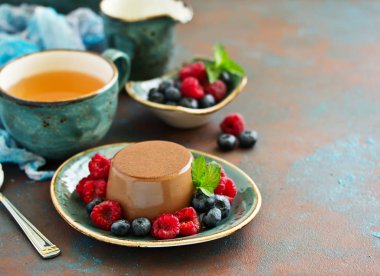 Ev yapımı lezzetli çikolata tatlı Panna cotta. Ahududu ve yaban mersini ile krem karamel, karamelli muhallebi.