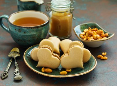 Fransız pasta makaron. Kalp şekli. Sevgililer günü. Seçici odak