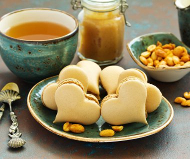 Fransız pasta makaron. Kalp şekli. Sevgililer günü. Seçici odak