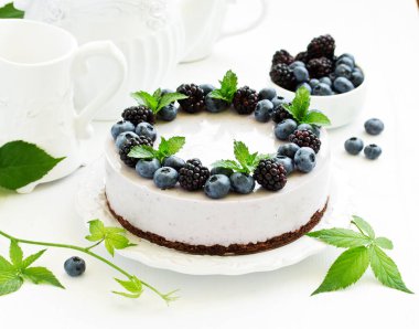 Böğürtlenli ve böğürtlenli, fırınlanmamış peynirli kek..