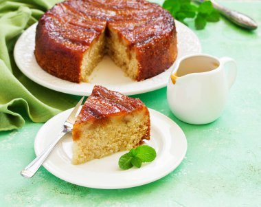 Karamel ile ev yapımı geleneksel Muz pasta.