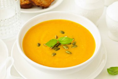 Balkabağı çorbası beyaz kase, yakın çekim 